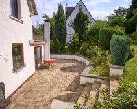 Terrasse mit Treppe zum Garten