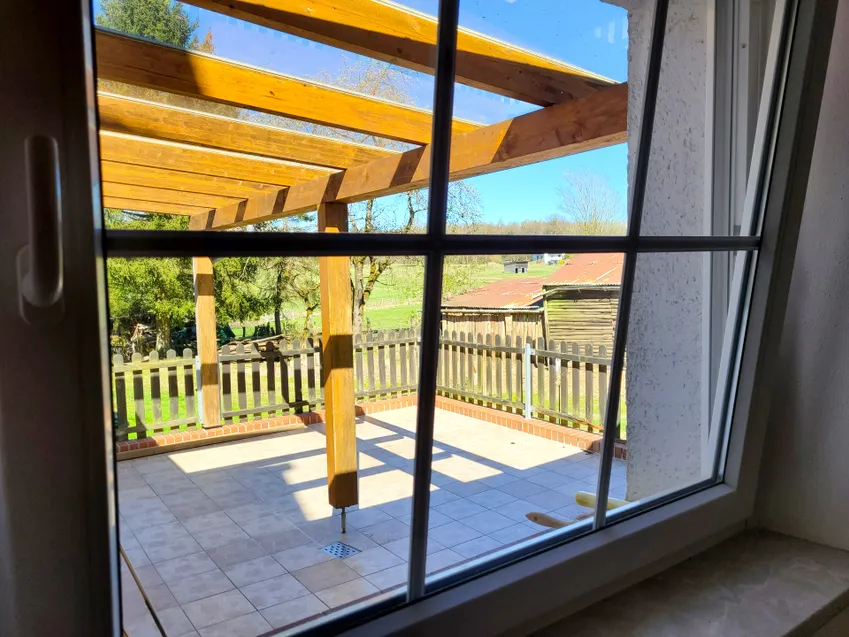 Fensterblick auf Terrasse