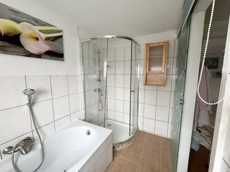 Tageslichtbad mit Wanne und Dusche