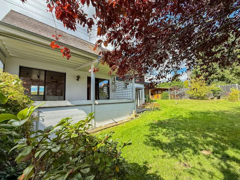 Große, überdachte Terrasse