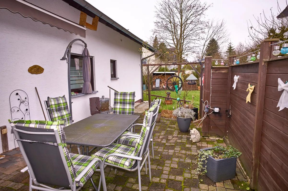 Terrasse mit Blick zur Wiese