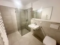 Bad mit Dusche und WC