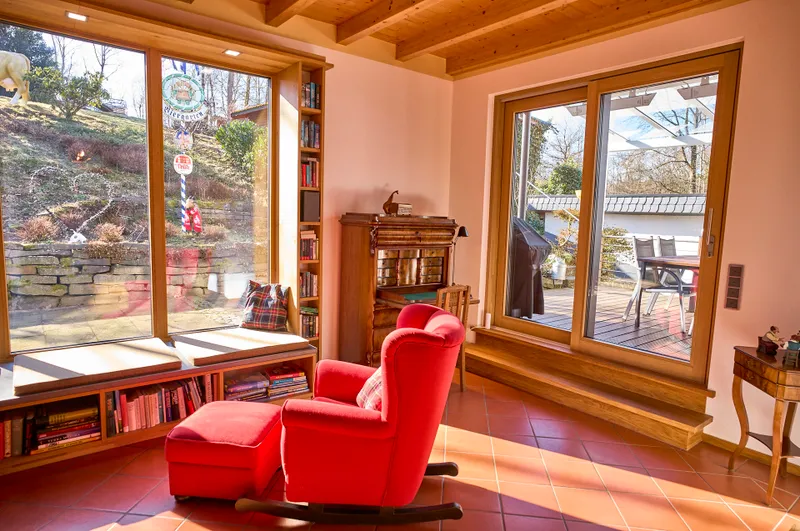 Wohnbereich mit Zugang zur Terrasse