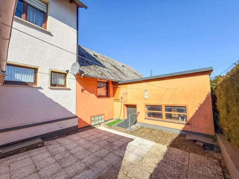 Uneinsehbare Terrasse und Garage