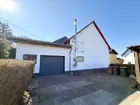 Seitenansicht und Garage