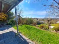 Blick von der Terrasse in den Garten
