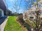 Blick von der Terrasse in den Garten