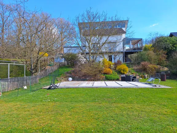 Blick vom Garten aufs Haus