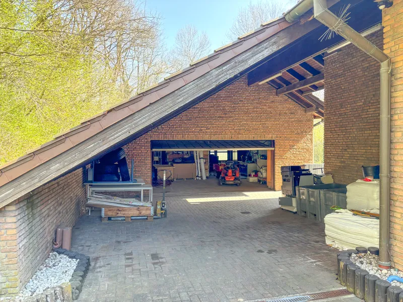 Garage und Unterstellplatz