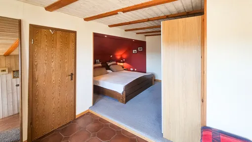 Schlafzimmer mit Sauna und Balkon