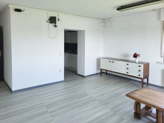 Wohnzimmer mit Zugang zur Küche