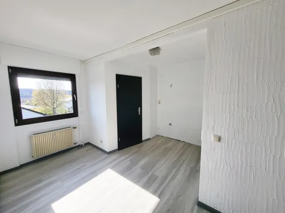 Küche mit Zugang zum Abstellraum
