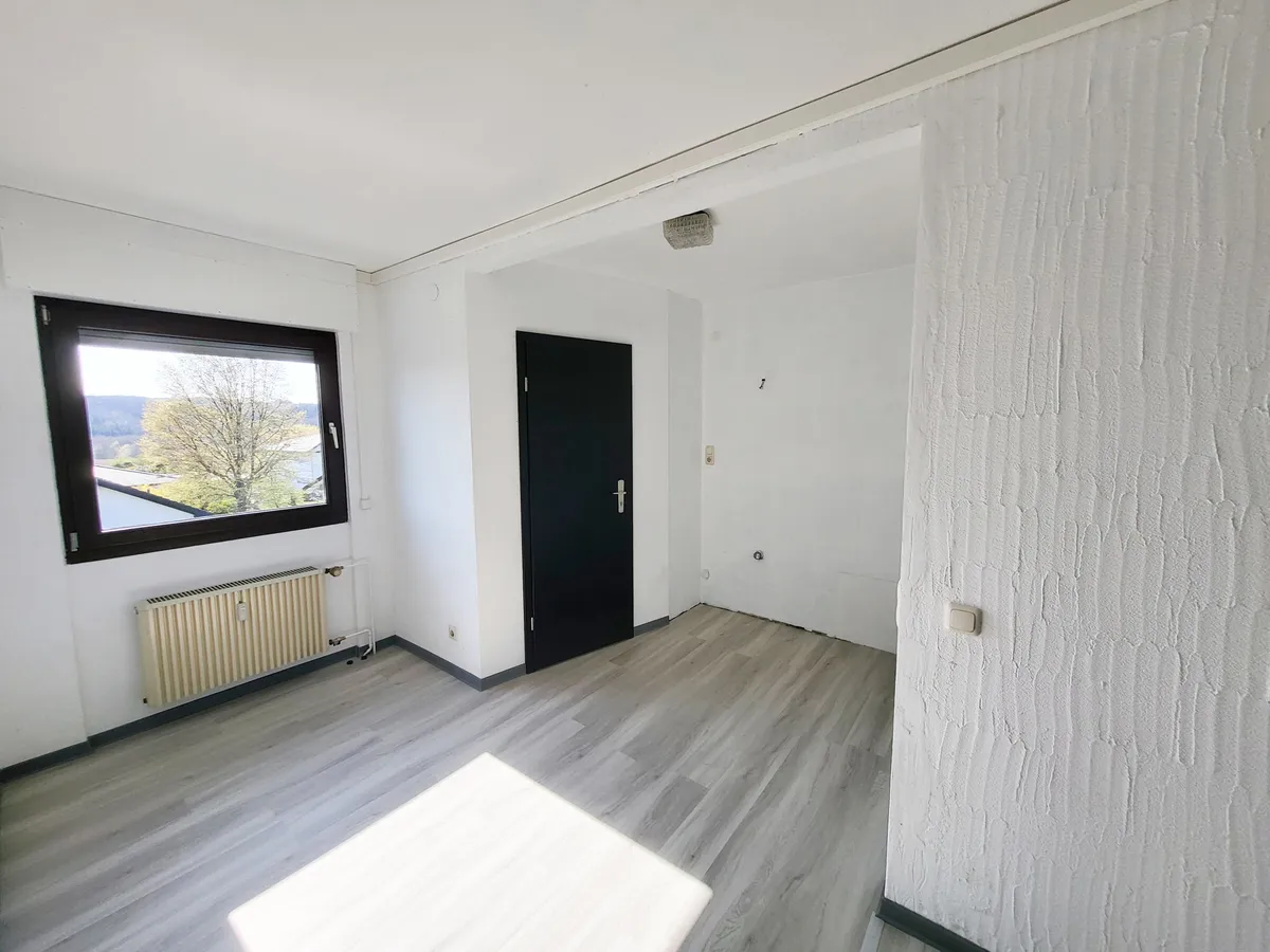 Küche mit Zugang zum Abstellraum