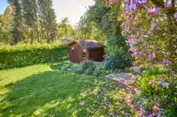 Blick von der Terrasse zum Gartenhäuschen