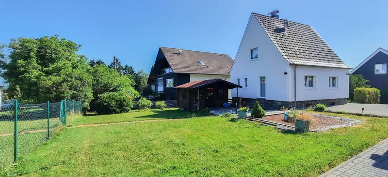 Rasenfläche hinter dem Haus