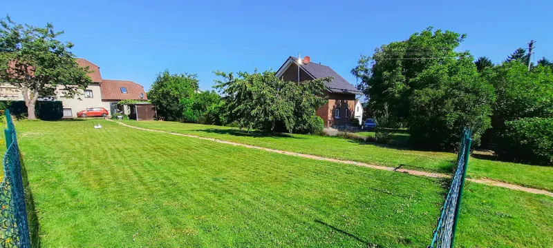 Zusätzliche Rasenfläche / Grundstück hinter dem Haus