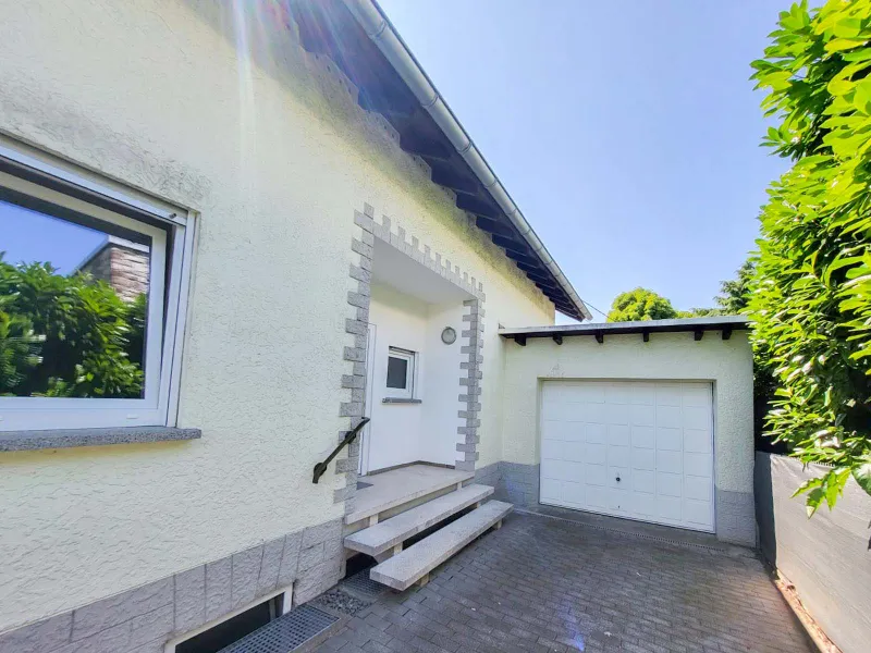 Eingang und Garage EG Wohnung