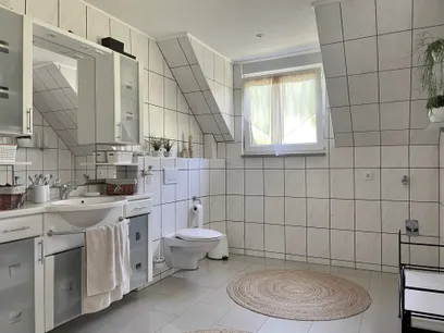 geräumiges Bad