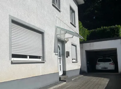 Eingang ELW mit großer Garage
