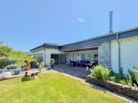 Terrasse des Wohnbereichs und des Schwimmbads
