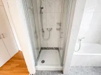 Tageslichtbad mit Wanne und Dusche