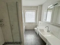 Tageslichtbad mit Wanne und Dusche