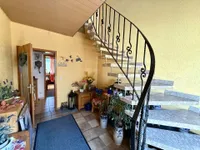 Treppenhaus zu den Mietwohnungen