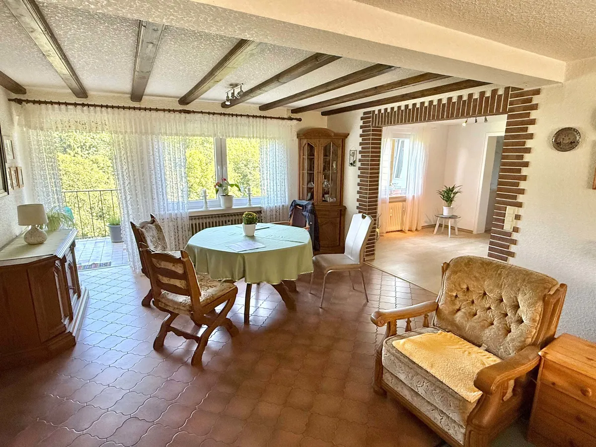 EG rechts Wohn-/Esszimmer mit Balkon