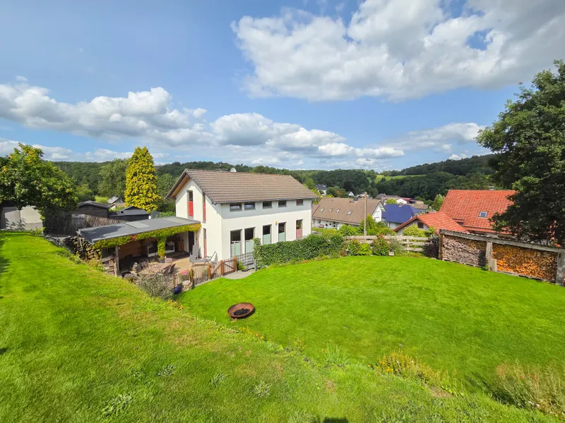 Blick vom Garten zum Haus