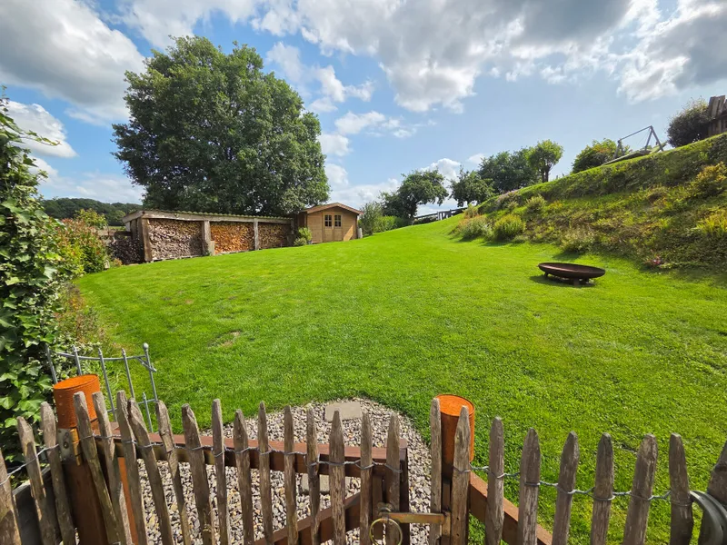 Blick von der Terrasse in den Garten