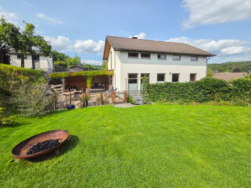 Blick vom Garten zum Haus