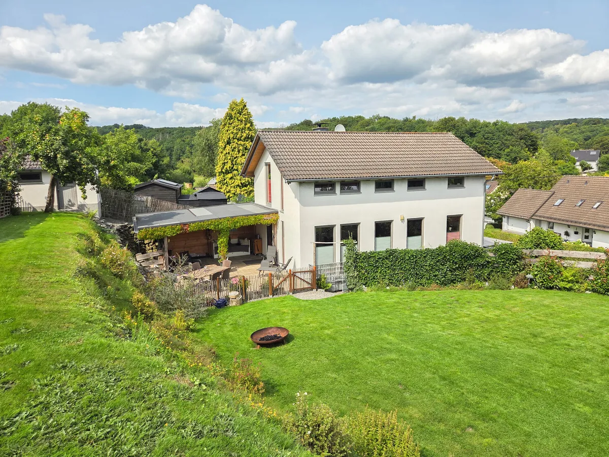 Blick vom Garten zum Haus