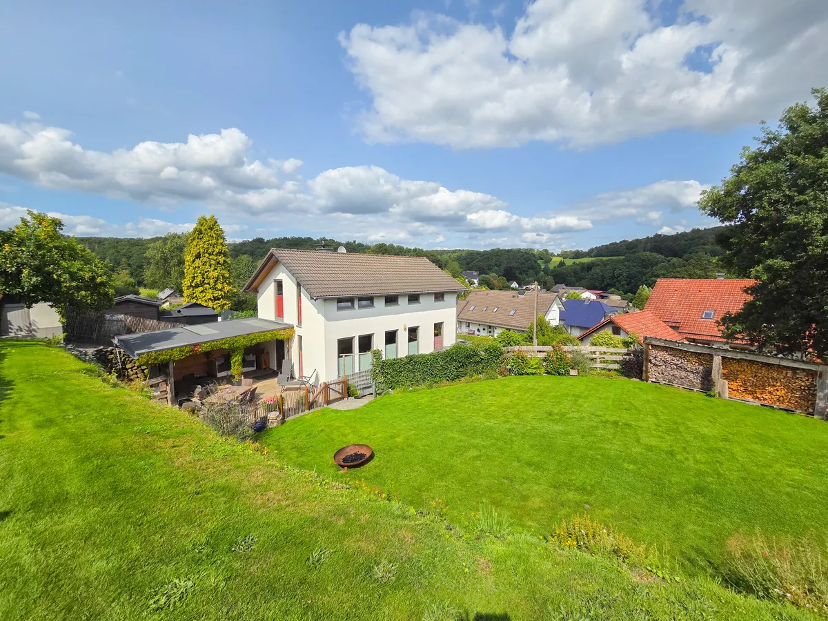 Blick vom Garten zum Haus