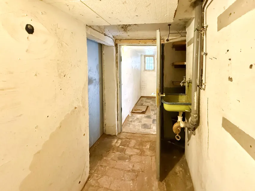 EG Abstellraum + Zugang zur 2. Garage