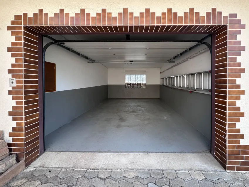 Garage zw. Nebengebäude und Carportrport