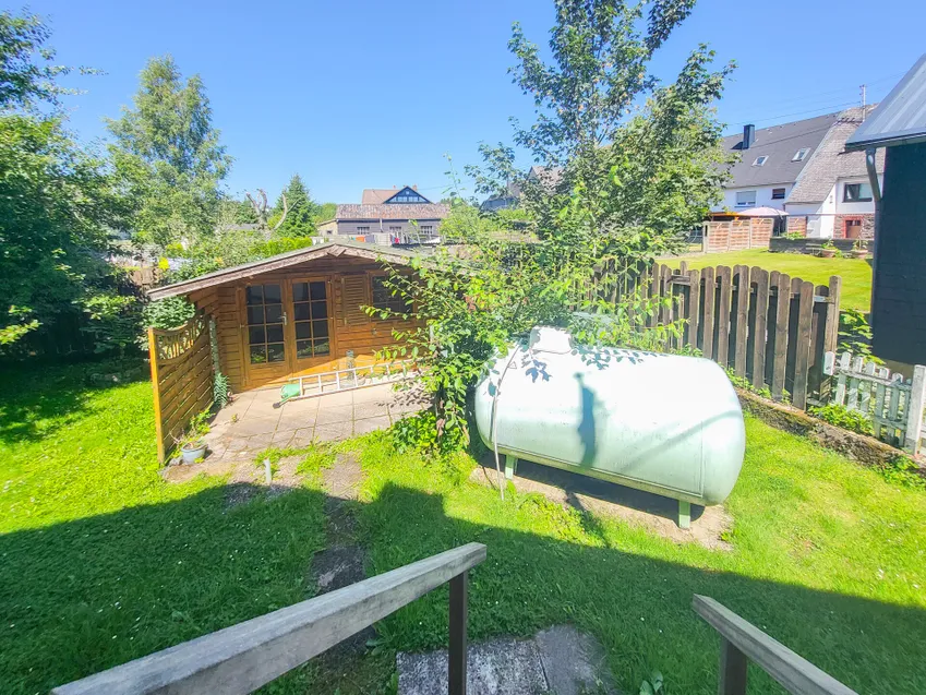 Gartenhaus und Flüssiggastank