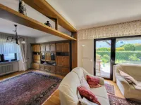 Wohn-Esszimmer mit Zugang zur Terrasse