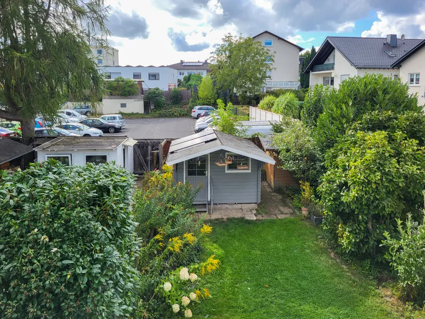 Blick vom Balkon in den Garten