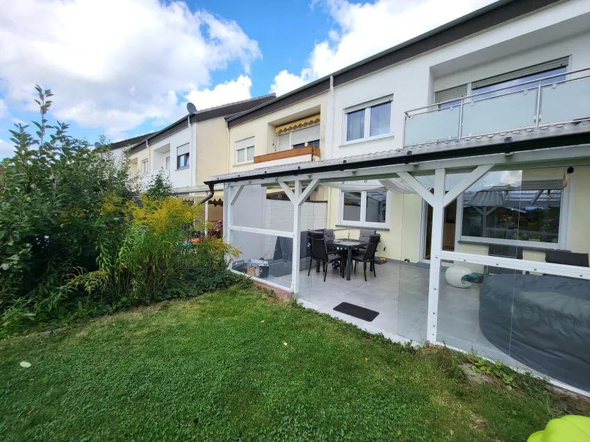 Blick vom Garten zur Terrrasse