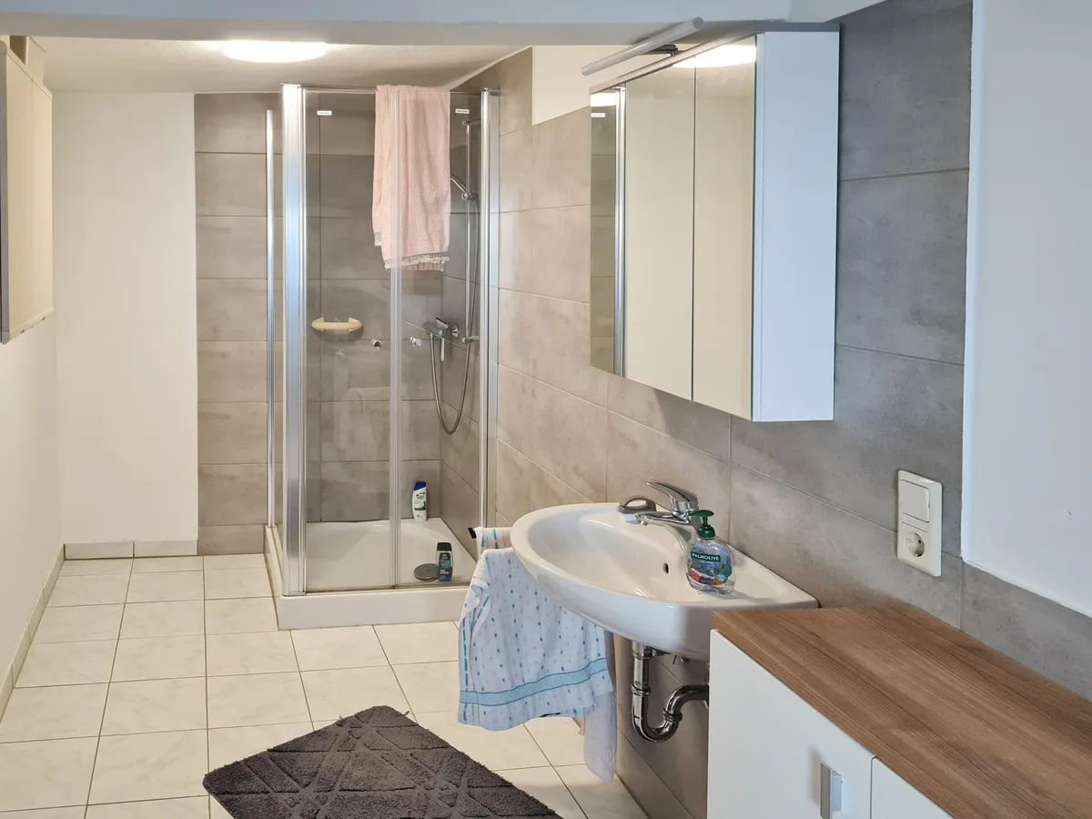 neuwertiges Duschbad EG