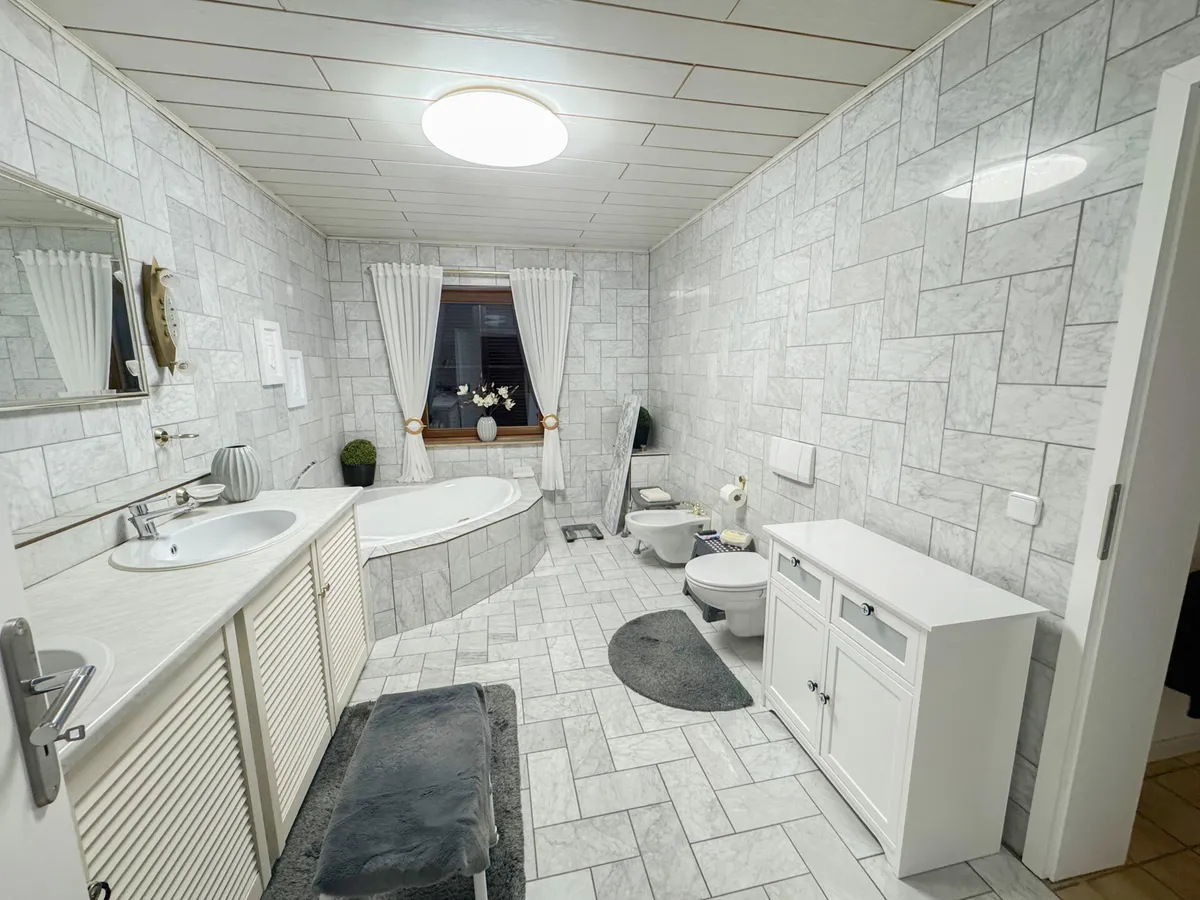 Tageslichtbad mit Eckbadewanne EG