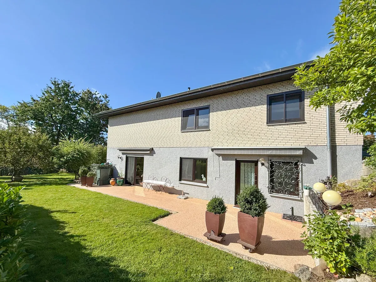 Seitenansicht mit Eingang zum UG