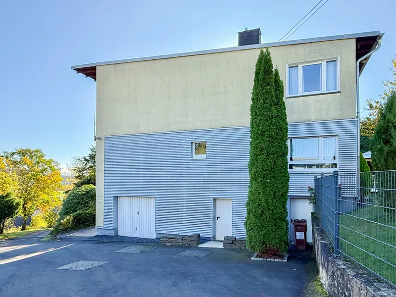 Seitenansicht mit Garage