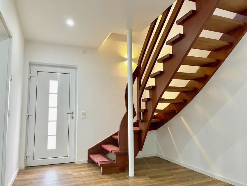 Diele mit moderner Treppe ins EG