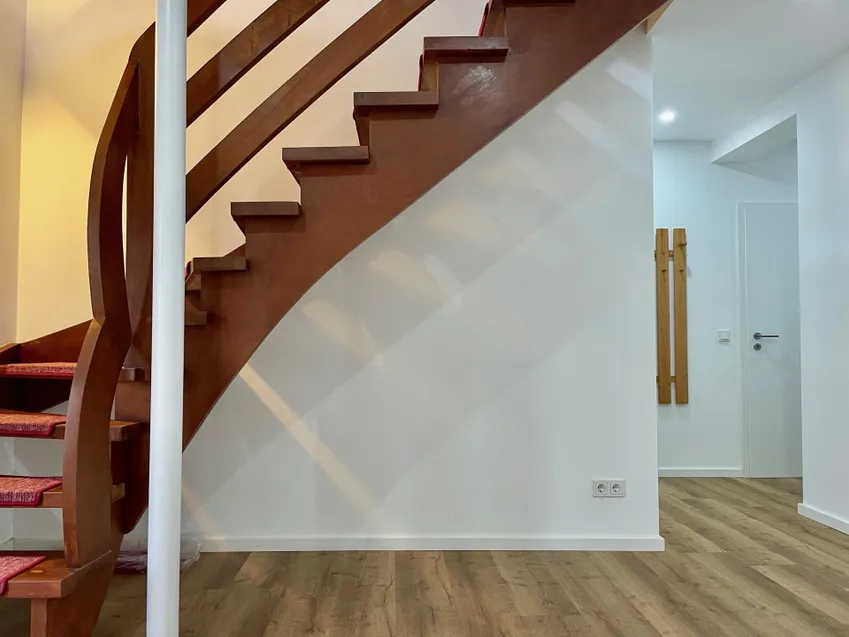 Durchgang zum Kellerraum und zur Garage (KG)