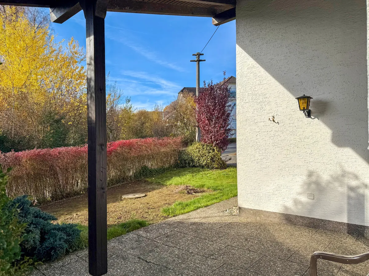 Blick auf den vorderen Gartenbereich