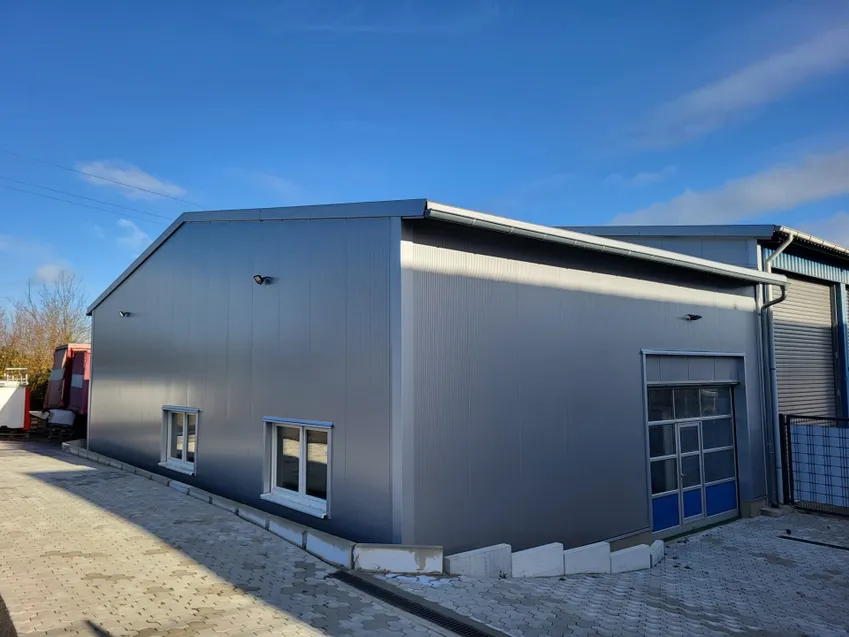 Seiten- und Rückansicht Halle