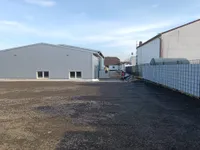 Seitenansicht und Einfahrt