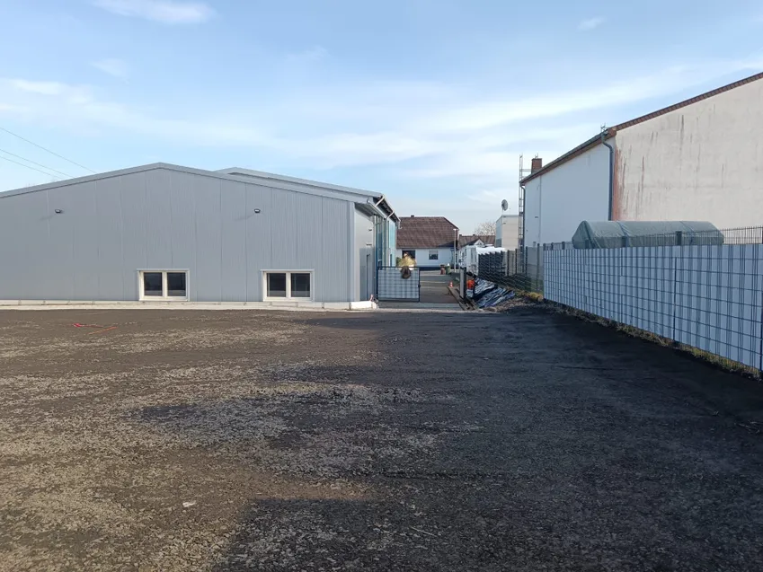 Seitenansicht und Einfahrt