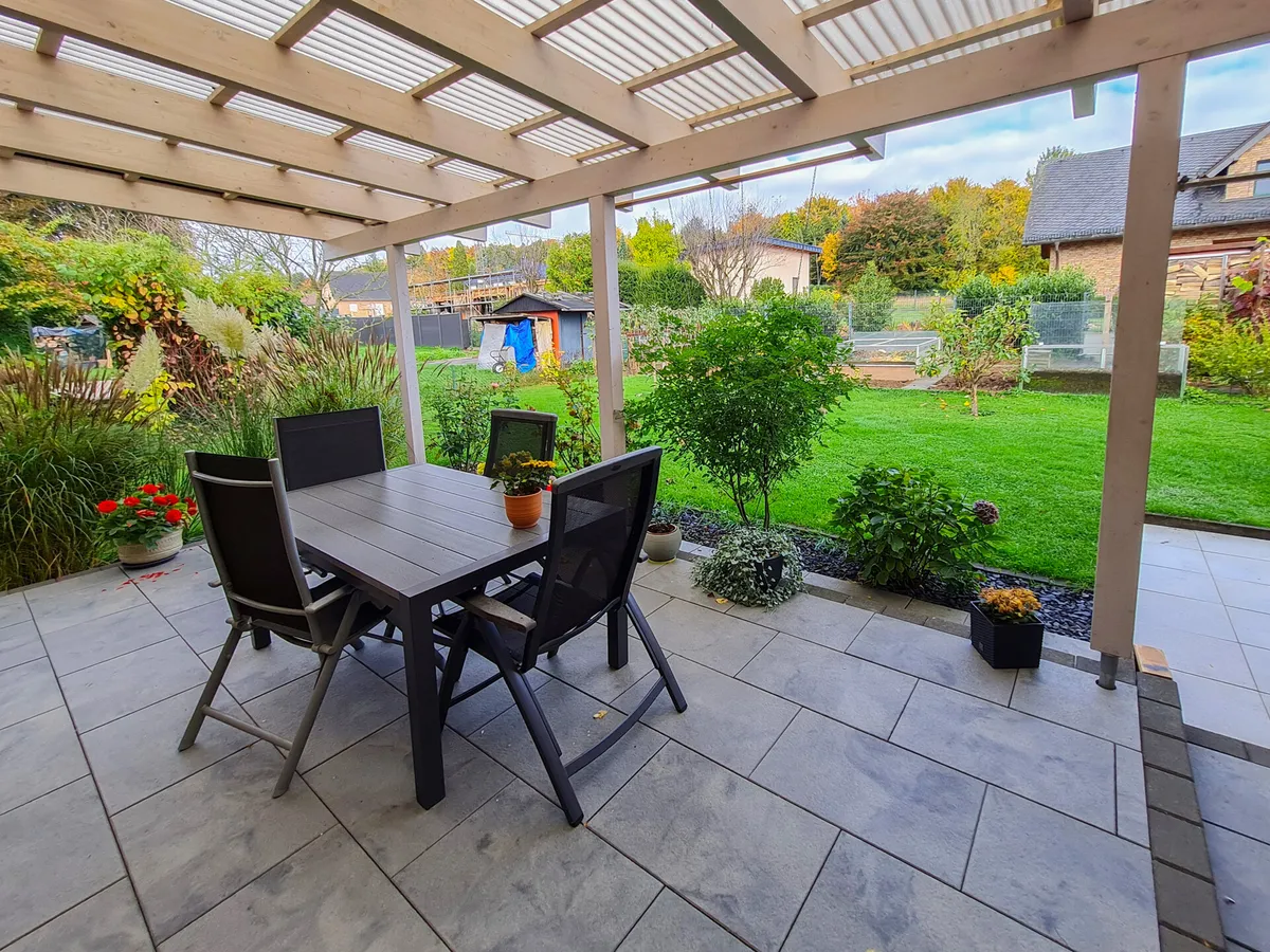 Terrasse hinter dem Haus